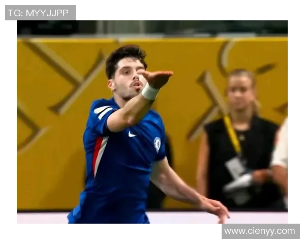 昔日足球明星退役后生活照曝光展现不同人生风貌与精彩瞬间