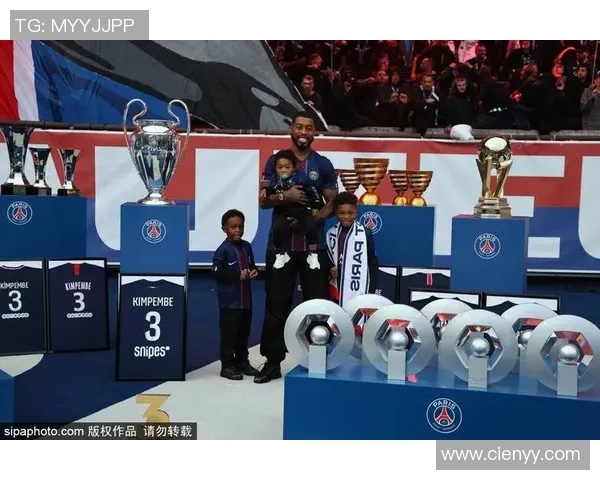 当足球明星因球迷的失落而泪流满面时的感人瞬间 当足球明星因球迷的失落而泪流满面时的感人瞬间